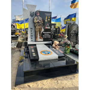 Пам'ятник військовому з хрестом